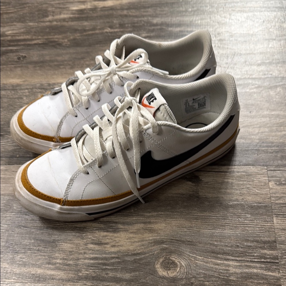 White and Black Nike low court Sneakers